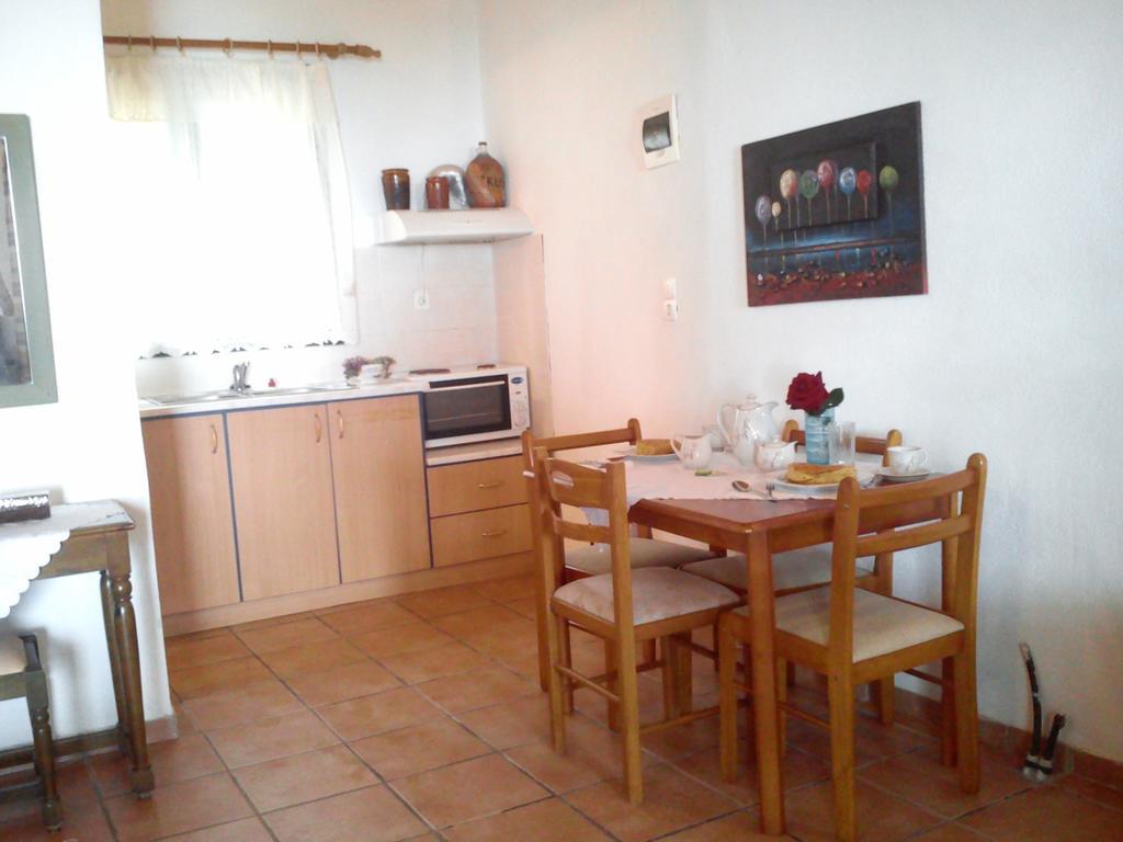Appartement Τουριστικεσ Επιπλωμενεσ Κατοικιεσ Φροσω Χωριατη à Ágios Kírykos Chambre photo